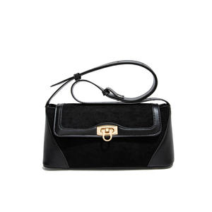 Bolso bandolera de ante marrón y piel con hebilla de metal de estilo vintage. - Product Image 1