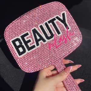 Tùy Chỉnh Sang Trọng Màu Hồng Gương Cầm Tay Bò In Rhinestone Công Cụ Trang Điểm Với Logo <span class=keywords><strong>Bling</strong></span> Tùy Chỉnh Thủy Tinh Dễ Thương Thiết Kế Cho Mỹ Phẩm - Product Image 1