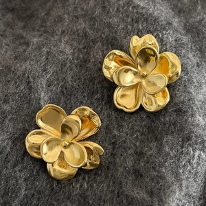 Boucles d'oreilles clous fleur plaqué or pour femme, bijoux vintage tendance, cadeau fabriqué en Chine 2024 JX005 - Product Image 1