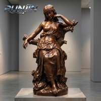 Danseuse classique féminine avec tambourin, robe fluide et bandeau, sculpture en bronze coulée pour galerie d'art intérieure
