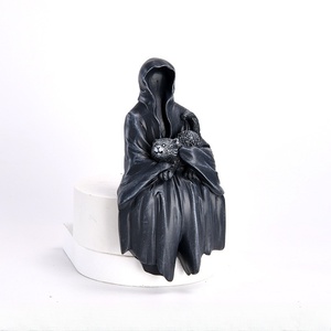 Adorno de Túnica de Halloween BCA28 fantasma sin rostro con capa negra decoración de resina de escritorio para el hogar gótico patrón de modelo pequeño - Product Image 5