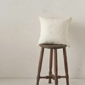 Funda de Cojín Decorativa con Motivo de Encaje Crema Auténtico, Elegante Cojín para Asiento Sin Relleno - Product Image 1