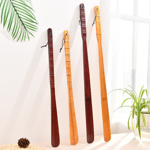 Cuerno de zapato de madera de 33cm con mango largo para hombres mayores y discapacitados para ponerse zapatos - Product Image 1