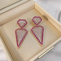 SENYU Boucles d'oreilles pendantes modernes en forme de triangle diamanté, micro-pavé de zircon rose étincelant, boucles d'oreilles statement, accessoires de luxe pour femmes