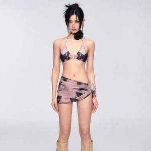 Conjunto de bikini de tres piezas para mujer, traje de baño con estampado de mariposas y cuello halter cruzado para vacaciones en la playa y aguas termales - Product Image 2