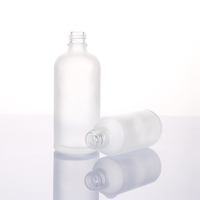 Flacons compte-gouttes en verre ambré de plusieurs tailles, bouchons pipette noirs opaques, contenants cosmétiques vides pour huiles essentielles et sérums faciaux