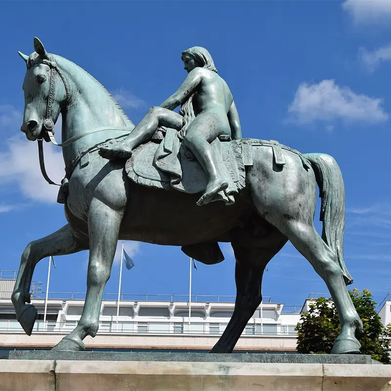 Grande Sculpture de cheval grandeur nature avec Statue de fille sexuelle dans la décoration de jardin