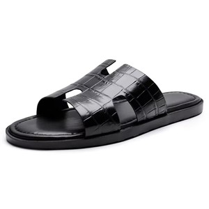 Nouvelles tongs en cuir pleine fleur pour hommes, style coréen 2025, sandales d'été tendance pour l'extérieur, chaussures de plage, pantoufles, logo personnalisé - Product Image 2