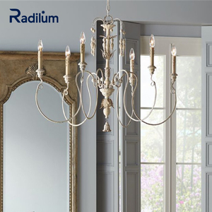 Abbellisci il tuo spazio con questo lampadario <span class=keywords><strong>Salento</strong></span> senza tempo, con curve in ferro battuto di ispirazione Vintage e morbidi accenti floreali - Product Image 1