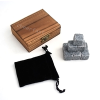 Coffret Cadeau Souvenir en Bois de Pin Brûlé et Pierres à Whisky – 9 Pièces de Pierres Réutilisables en Marbre et Granit pour Refroidir les Boissons