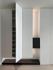 Elegante Zapatero de Pared Personalizado con Estantes Escalonados, Iluminación LED y Diseño Minimalista para Interiores de Casas de Lujo - Product Image 5