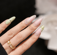 Faux ongles adhésifs doux en amande, style français à carreaux verts avec dégradé rose, pour les voyages et les rendez-vous