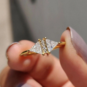 Anello Geometrico Triangolare Minimalista, Gioiello di Moda per Uso Quotidiano da Donna - Product Image 1