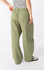 Pantalon <span class=keywords><strong>cargo</strong></span> <span class=keywords><strong>kaki</strong></span> personnalisé 2026 pour femme, coupe ample <span class=keywords><strong>taille</strong></span> <span class=keywords><strong>basse</strong></span>, jambe large, utilitaire avec poches, pantalon streetwear OEM/ODM - Product Image 2