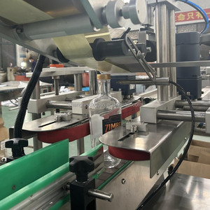 Étiqueteuse automatique de bouteilles pour timbre fiscal ou applicateur d'étiquettes autocollantes anti-voleur - Product Image 5