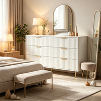 Commode moderne en bois à 6 tiroirs cannelés blancs avec quincaillerie dorée, à poser au sol, pour chambre et appartement