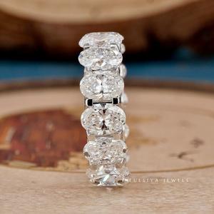 Anillo de Diamantes de Joyería Fina de Lujo con un Diamante Central Redondo Brillante y Delicados Detalles en Pavé para un Romance Eterno - Product Image 3