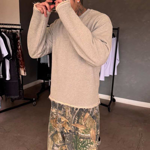 T-Shirt a Maniche Lunghe con Orlo Grezzo Personalizzata in Spugna Francese di Cotone Oversize con Collo Tondo Semplice Felpa da Uomo - Product Image 2