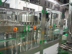 Máquina Automática Eléctrica <span class=keywords><strong>de</strong></span> Llenado y Empaquetado <span class=keywords><strong>de</strong></span> Bebidas con Control PLC, Alta Capacidad 6000-8000 BPH, Componentes <span class=keywords><strong>de</strong></span> Engranajes y Rodamientos - Product Image 4