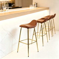 Tabouret de bar moderne en similicuir tressé avec assise en forme de coquille, pieds en métal doré poli et repose-pieds, pour la maison, la cuisine ou le comptoir de bar