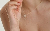 Colección: Colgante de cruz con diamantes blancos redondos de 0.92 quilates en oro amarillo macizo de 18 quilates, estilo europeo de diseñador, cadena de oro (no incluida)