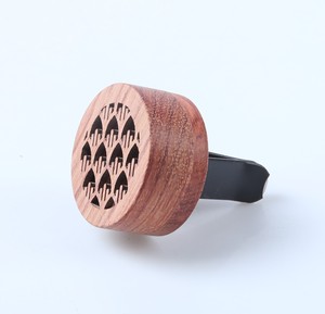 56H Desain Ukiran Modern untuk Rumah dan Mobil, Diffuser Minyak Esensial Kayu Walnut Hitam dengan Klip Ventilasi Penguapan Alami - Product Image 5