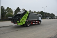 Véhicule de collecte des déchets municipaux Euro6B de 6 mètres cubes avec compacteur hydraulique, moteur Quanchai, boîte de vitesses fiable