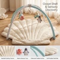 Tapis d'éveil bébé tendance en forme de coquillage, couleurs neutres modernes, arche d'activités robuste et jouets en peluche marine de haute qualité