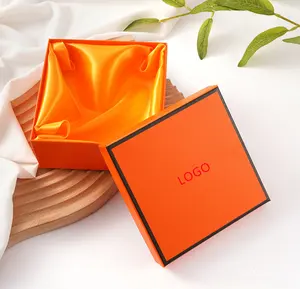Logotipo personalizado de luxo para embalagem de caixa de presente com tampa de papelão e embalagem inferior com inserção de seda de cetim.