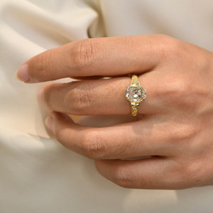 Un anillo con el mismo estilo que el de <span class=keywords><strong>Taylor</strong></span> <span class=keywords><strong>Swift</strong></span>, un diseño tallado a mano con corte de mina antiguo que ha recibido atención mediática global - Product Image 6