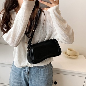 Sac à bandoulière tendance pour femme avec chaînes, en cuir PU, ouverture supérieure, idéal pour un usage quotidien - Vente en gros - Product Image 3