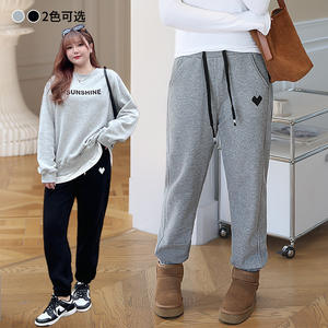 กางเกงวอร์มขาจั๊มพ์ปักลายหัวใจ รุ่น Runqi ผ้าฟลีซบุขนด้านใน สำหรับผู้หญิงไซส์พลัส ใส่ได้ทั้งฤดูใบไม้ร่วงและฤดูหนาว สไตล์ลำลอง ขาทรงสอบ - Product Image 4