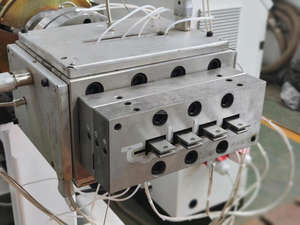 آلة بثق الكسوة الخشبية المصنوعة من البلاستيك المركب من البلاستيك والخشب المعاد تدويرها من PP PE WPC بالبثق المشترك للتزيين - Product Image 5