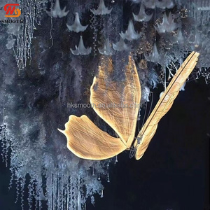Ornement papillon doré suspendu luxueux et élégant avec cadre métallique et tissu pailleté pour la décoration de plafond de scène de mariage ou de fête - Product Image 4