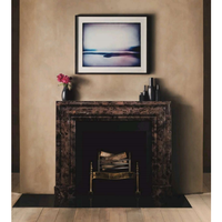 Ensemble de cheminée contemporain en marbre beige, avec cadre en acier intégré, design CAO personnalisé et fabrication sur mesure