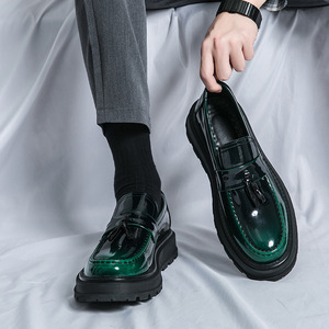 Scarpe Eleganti da Uomo di Colore Verde, Comode e Durevoli, Mocassini Casual con Nappine per Uomo - Product Image 2