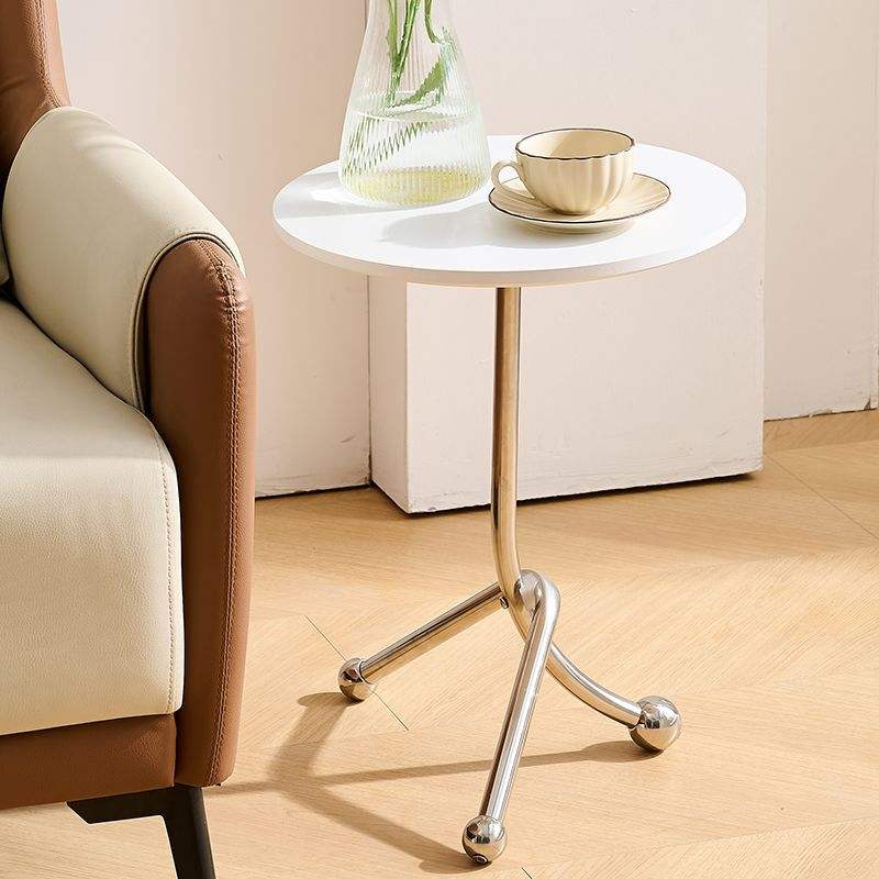 Borde blanco de imitación mármol.