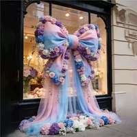 Lentevitrine kunstbloemen strikdecoraties winkelcentrum winkel visuele merchandising sfeerverhogende bloemstukken