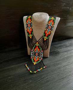 Collar de cuentas de semillas hecho a mano, símbolo de felicidad - Product Image 1