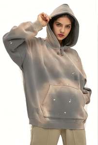 Sudadera con capucha de algodón personalizada sin cordones, con gráfico, de peso pesado, con parches desgastados, estilo vintage, streetwear, lavado ácido y efecto descolorido por el sol. - Product Image 3