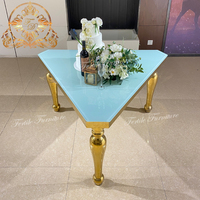Table de salle à manger en verre miroir de forme triangulaire unique pour les fêtes de mariage