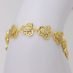 Bracelet tendance pour femme en laiton plaqué or 18 carats avec zircon, motif Vierge Marie et étoile de mer (couleur inaltérable, idéal mariage) - Product Image 4