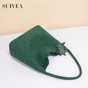 Women's Bucket Bag Plush Fabric Tote Bag Large Capacity Tote Trending Star Charm Shoulder Bag Fashionable Casual Crossbody Bag - Product Image 4