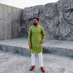 Kurta de Algodón con Estampado de Chevron Verde para Hombre, Corte Regular, Largo hasta el Tobillo, Estilo Tradicional Informal de India y Pakistán - Product Image 1