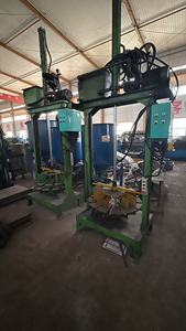 Gebruikt merkloze motorfietsbandenverpakkingsmachine met kerncomponenten zoals tandwielmotor, PLC en motorfietsbandenkrimpmachine. - Product Image 4