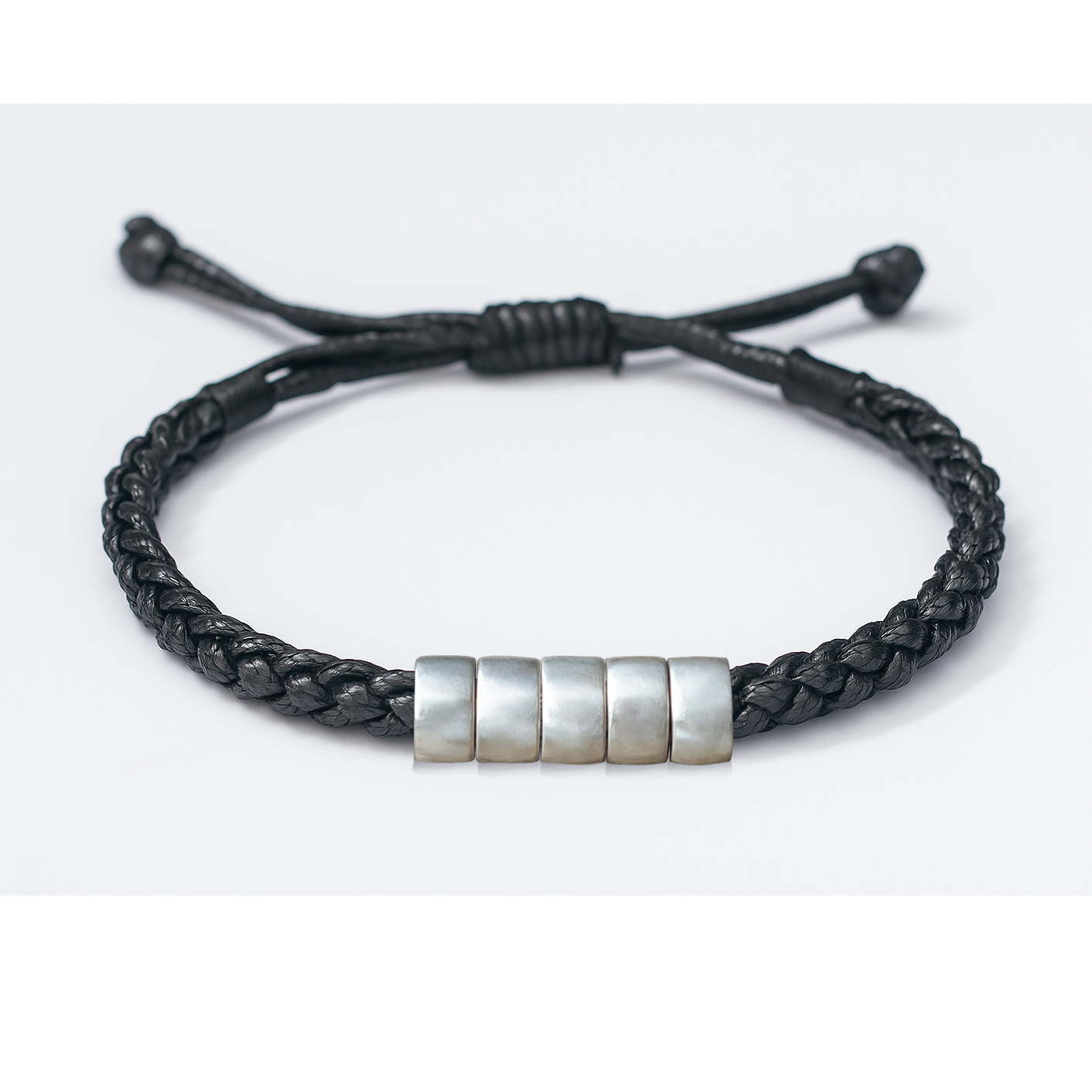 Pulsera negra con hebilla plateada.