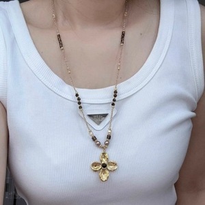 قلادة ذهبية عتيقة بتصميم زهرة من الفولاذ المقاوم للصدأ مع خرز زجاجي بني، قلادة بوهو رياضية للنساء للمناسبات الكاجوال والحفلات - Product Image 3