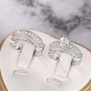 Set di Anelli Impilabili a Quattro Punte con Zirconi per Donne, Elegante Gioiello da Matrimonio alla Moda - Product Image 3