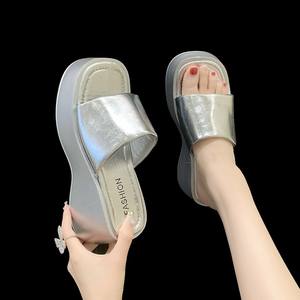 Nuovi Sandali Estivi 2024 Versione Coreana alla Moda con Suola Spessa e <span class=keywords><strong>Zeppa</strong></span> per <span class=keywords><strong>Donna</strong></span> - Product Image 2