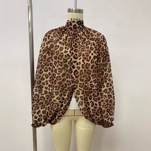 Camicetta Trasparente con Stampa Leopardata 2026 da Donna, Top a Maniche Lunghe con Collo Alto e Dettaglio Catena di Perle, Ideale per Feste e Clubwear, Crop Top - Product Image 5